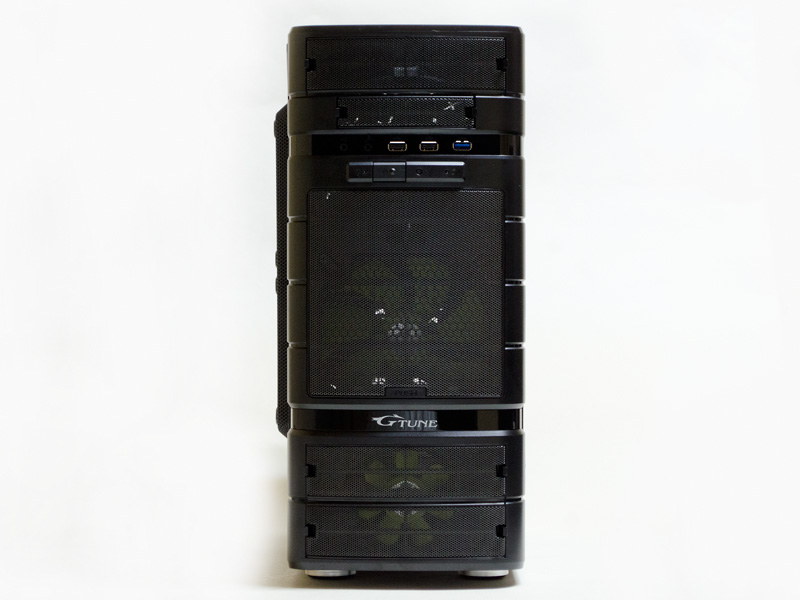 筐体は少し丸みがかったブラックのミニタワー型。通気の良いメッシュパネルが多く使われている