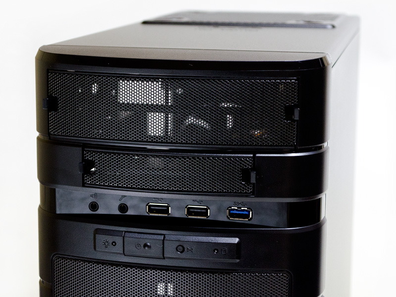 前面には音声入出力、USB 2.0×2、USB 3.0×1、電源ボタンなどがある