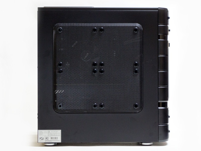 左側面。通気の良いメッシュ構造になっている(右側面は普通のパネル)