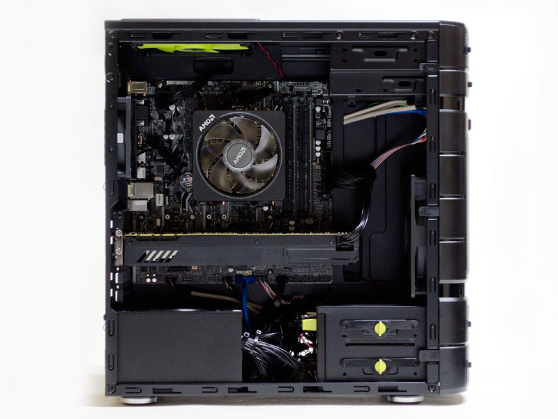 内部のファンは上×1、背面×1、前面×2と多め