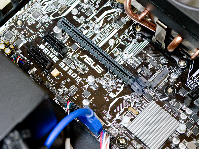 拡張スロット周辺。CPUの脇にM.2スロット。PCIe x16×1、PCIe x1×2。空きはPCIe x1×1のみ。マザーボードはASUS「<a href="https://www.asus.com/jp/Motherboards/PRIME-B350M-A/" class="n" target="_blank">PRIME B350M-A</a>」