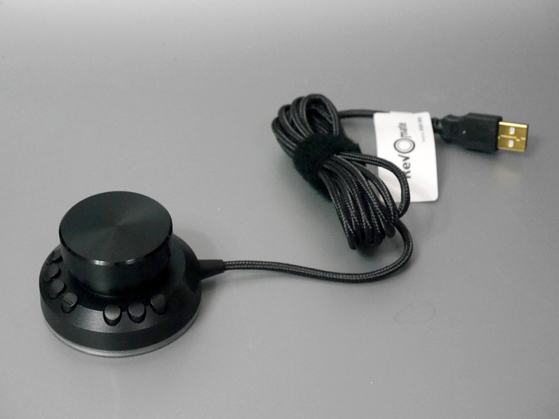 USB給電で駆動する。USBケーブルはナイロンメッシュ素材で強度は高いが、そのぶん反発力も強い