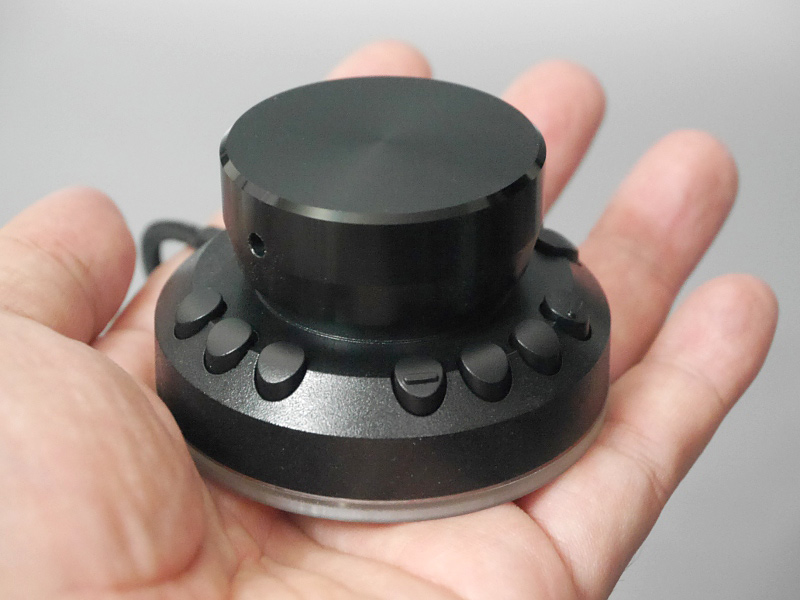 製品本体。手のひらにすっぽり収まるサイズ