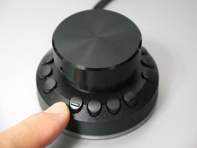 基部に10個のボタンを備える。3個、3個、4個のグループに分かれており目視なしでも識別しやすい