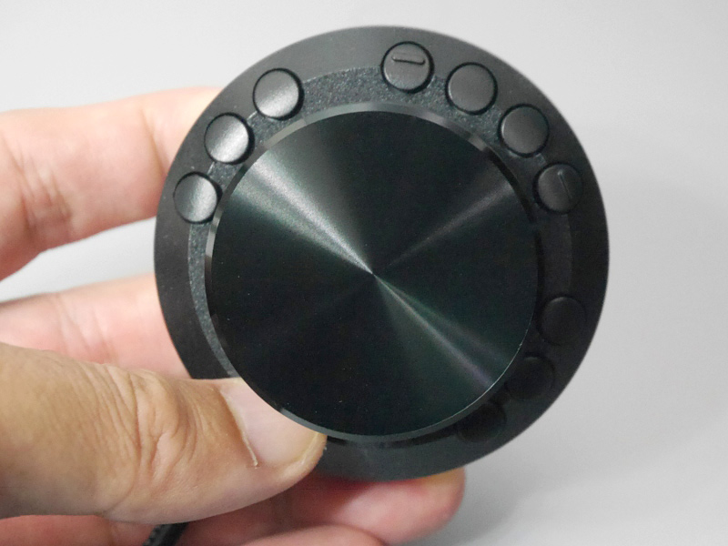 アルミ削り出しのロータリーダイヤル。押し込むことでボタンとしての役割も果たす。同じロータリー式デバイスとしては「Surface Dial」もあるが、あちらは直径59mm、本製品は43mmで本製品はかなりコンパクトだ