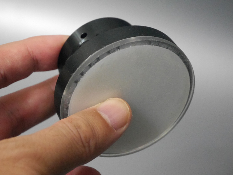 底面はノンスリップ加工のクリアラバー素材で覆われている。LEDが発光した際にここから見える仕組みだ