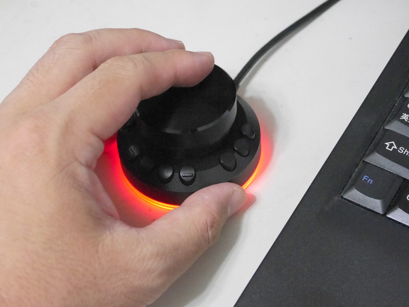 プロファイルを切り替えると本体底面のLEDが指定した色に点灯する