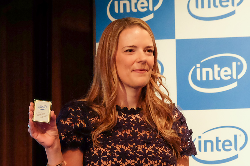 米Intel データセンター事業本部副社長兼Intel Xeonプロセッサー/データセンター・マーケティング事業部長 リサ・スペルマン氏。手に持っているのはArria 10 FPGAを統合したXeonスケーラブルプロセッサ