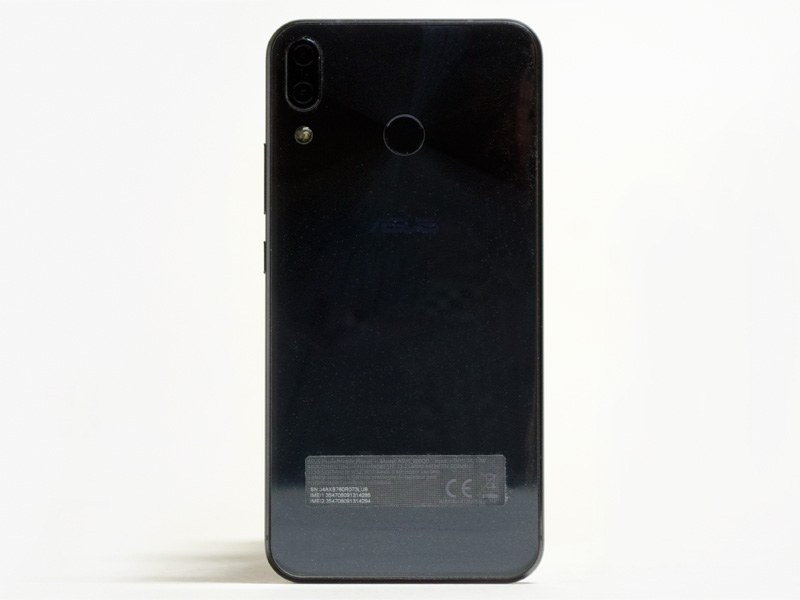 背面。左上にデュアルレンズ。上が広角/下が標準。中央少し上に指紋センサー。レンズの部分が出っ張っているので机の上に置くとガタガタする