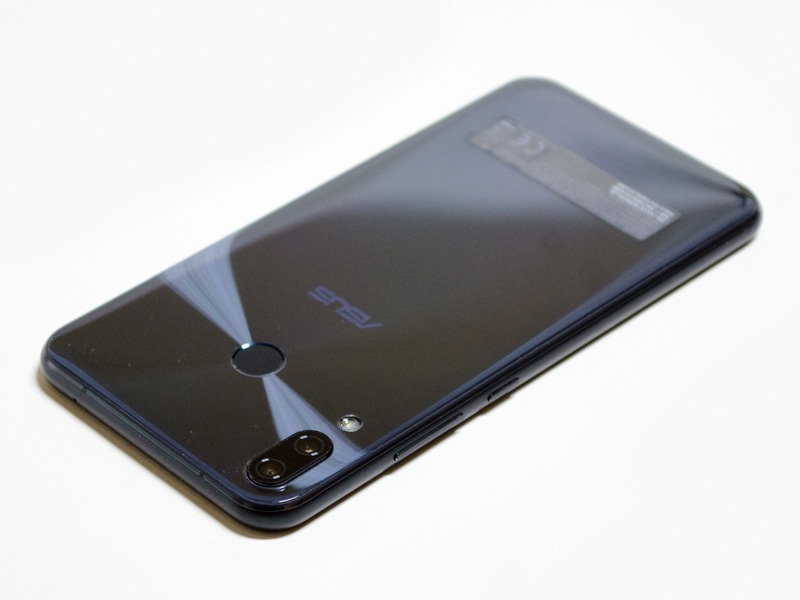 右/上。右側面に音量±ボタン、電源ボタン。上側面は特に何もない