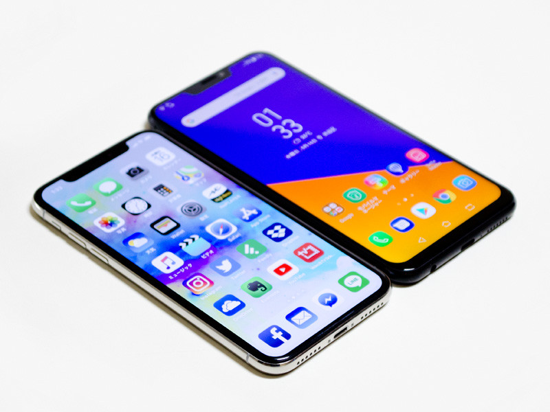 iPhone Xとの比較。パネルサイズ分だけ大きいが雰囲気は似ている。厚みは気持ち厚め。パネルの発色は派手気味か