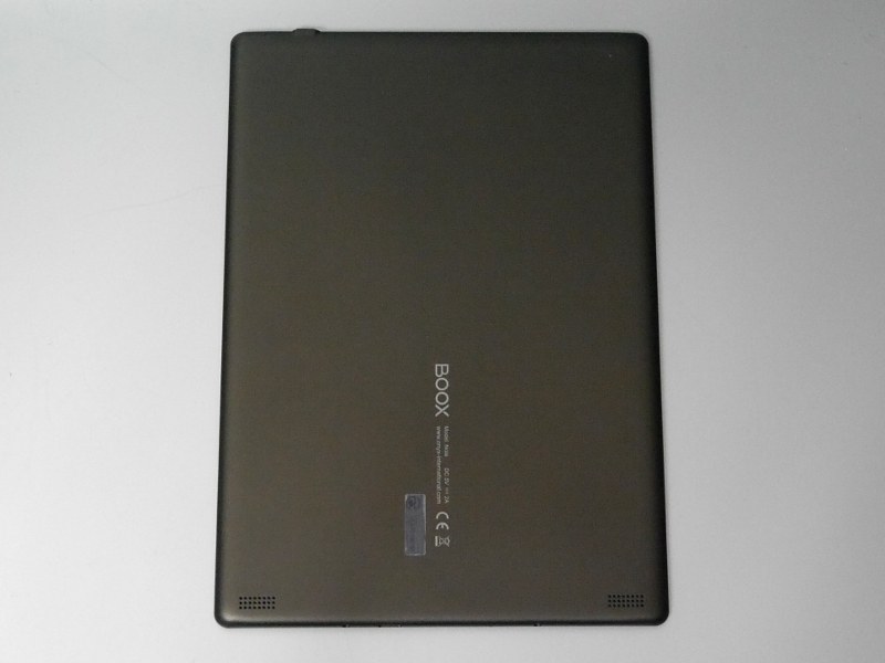 本体背面。下部にスピーカーを備える。カメラは前後ともに搭載しない