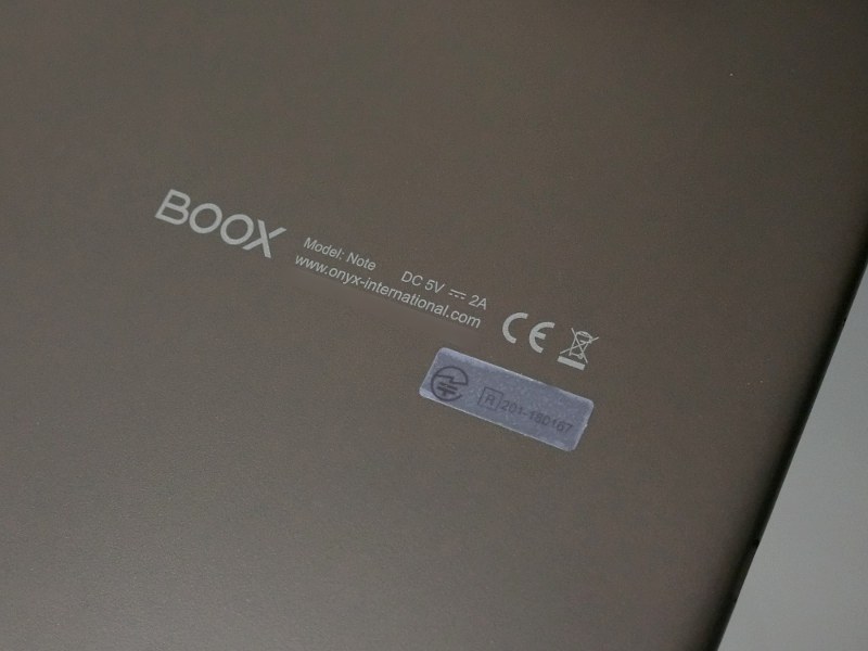 技適の番号はシールで貼付されている