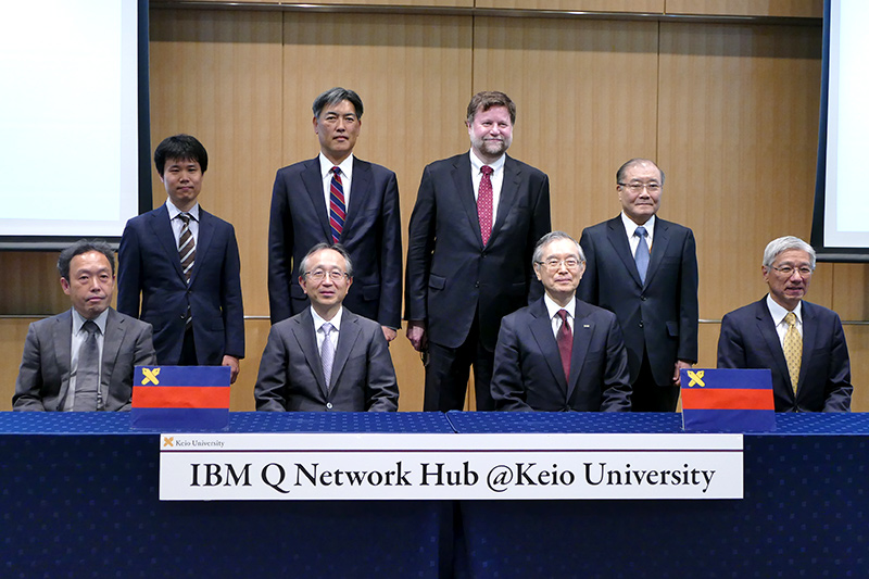 記者会見での記念撮影