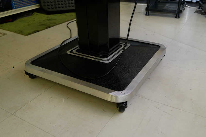 下部のスタンドにはキャスターがついているので、移動は楽だ