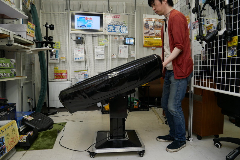 このようにテーブルを折りたためるが、上部に重さが偏っているのでスタンドごとの転倒に要注意だ