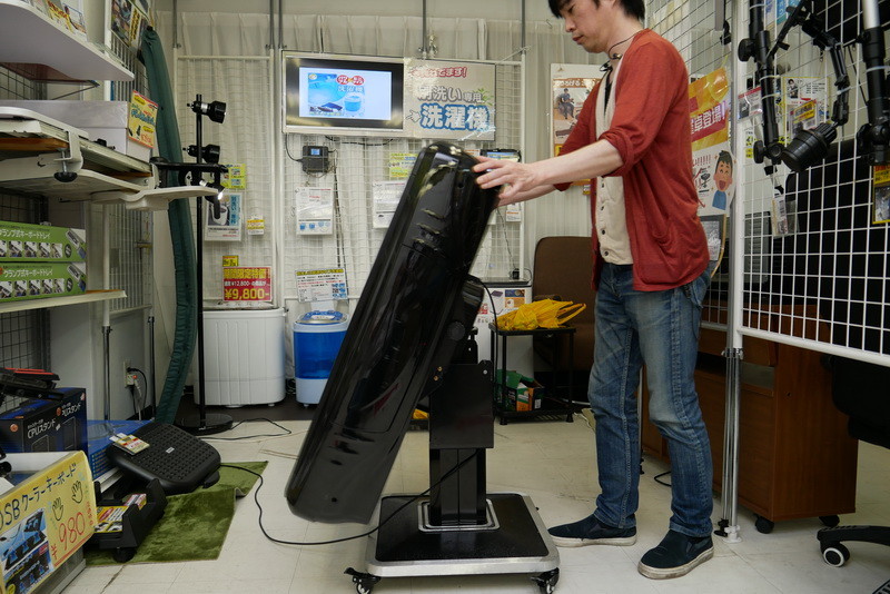 このようにテーブルを折りたためるが、上部に重さが偏っているのでスタンドごとの転倒に要注意だ