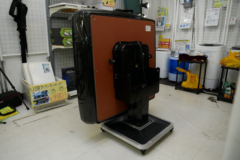 テーブルを縦に収納する場合には、内部の牌はあらかじめ抜いておく必要がある