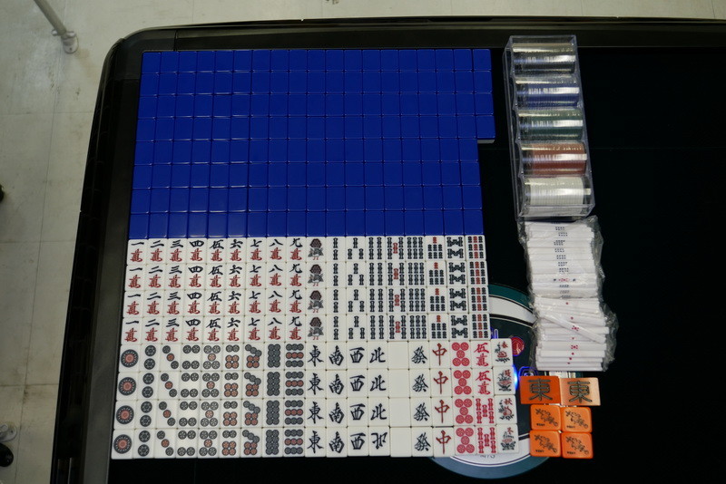 牌が2セットと点棒、チップ、起家マーク2つ、やきとりマーク4つが付属