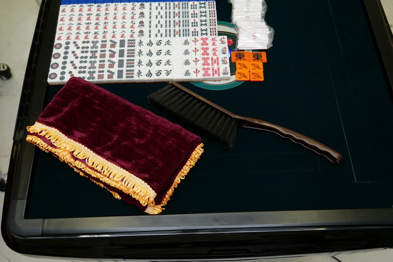 テーブルクロスと掃除用のブラシも付属