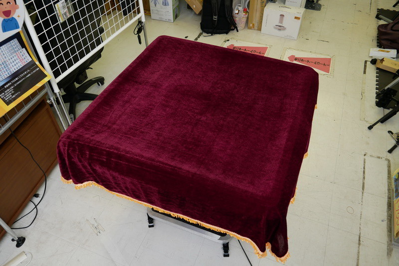 麻雀卓に付属のテーブルクロスをかけた様子