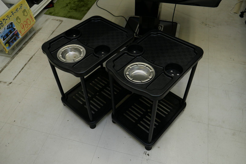 飲み物などを置くテーブルも2つ付属する