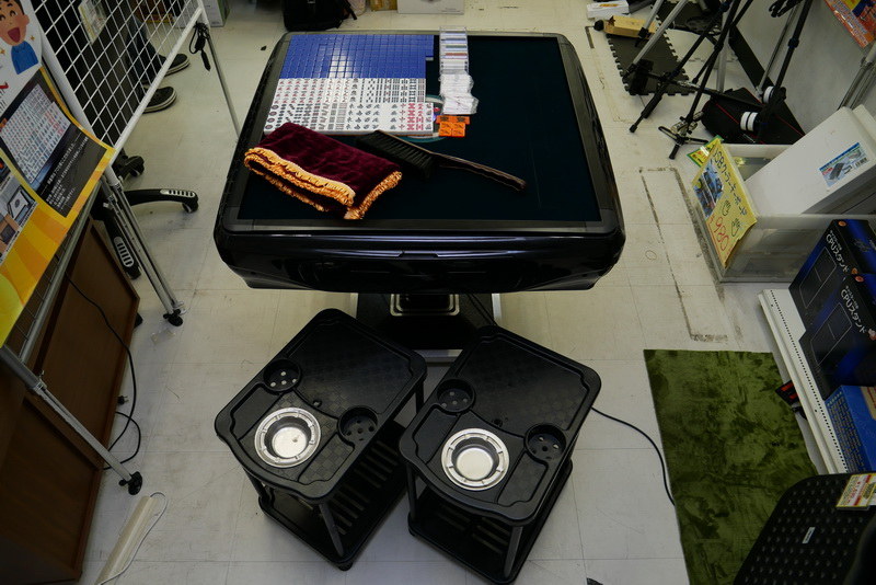 麻雀卓と付属品はこれがすべて。なお、これらは3個口で配送され、麻雀卓は到着後に自分で組み立てる必要がある