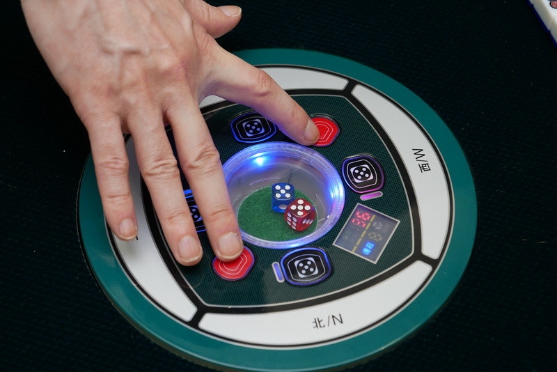 2つの赤いボタン同時押しでパネルがせり上がる