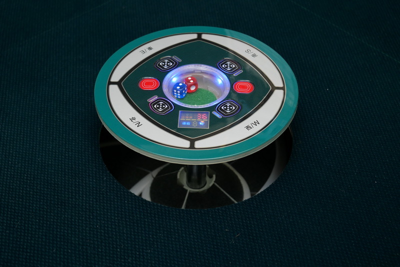 せり上がったパネルの部分からなかに牌を入れると、洗牌と山積みが自動で行なわれる