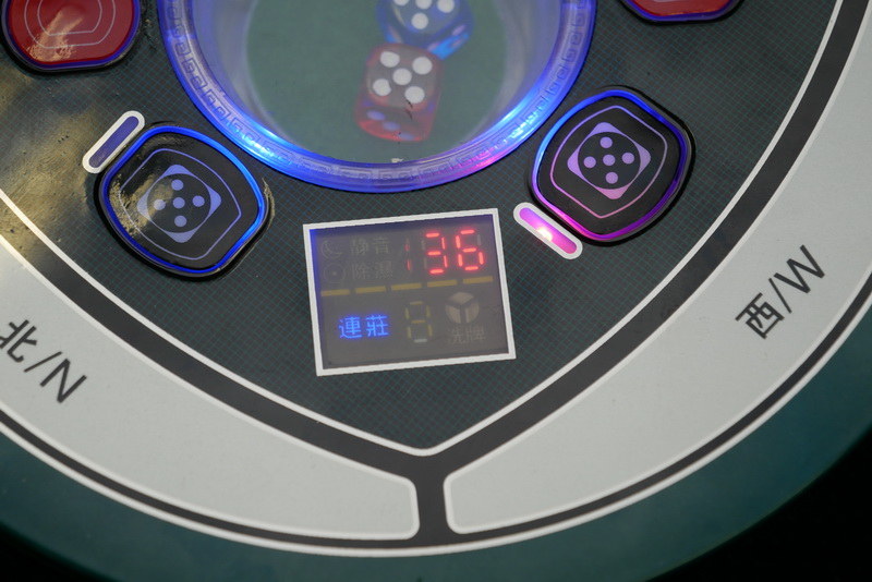 このインジケータで山積みの状況を把握できる。上段の数字が残りの牌で、0になると山積み完了のサインとなる。下段には連荘数も表示できるようだ