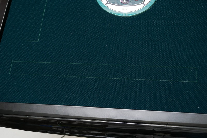 この溝から山がせり上がるが、日本の全自動麻雀卓よりもかなり大きい