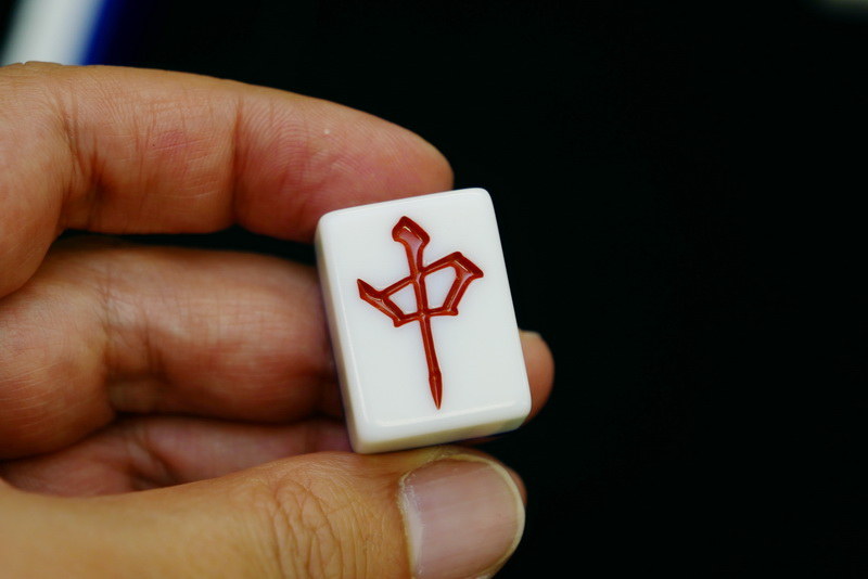 製品に付属する牌は、一般的な全自動麻雀卓でも広く利用されている28mmサイズで、違和感なく打てる