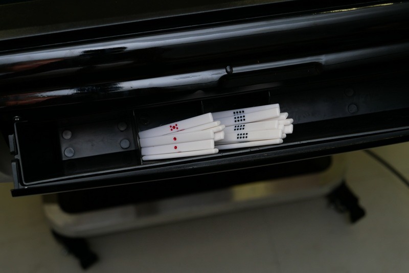 点棒はこういった形で入れられるが、やや扱いづらい。点数表示機能はないが、価格を考えるとしかたがないだろう