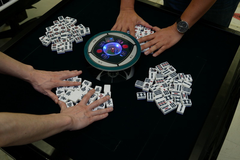 しっかり洗牌できるか確認するため、牌を種類ごとに分けて内部に落としてチェック