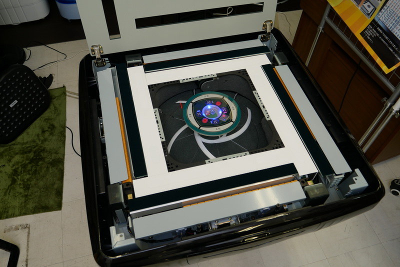 トップを開き、カバーを外すと内部にアクセス可能。点棒が落ちた場合でもこの方法で取り出せる