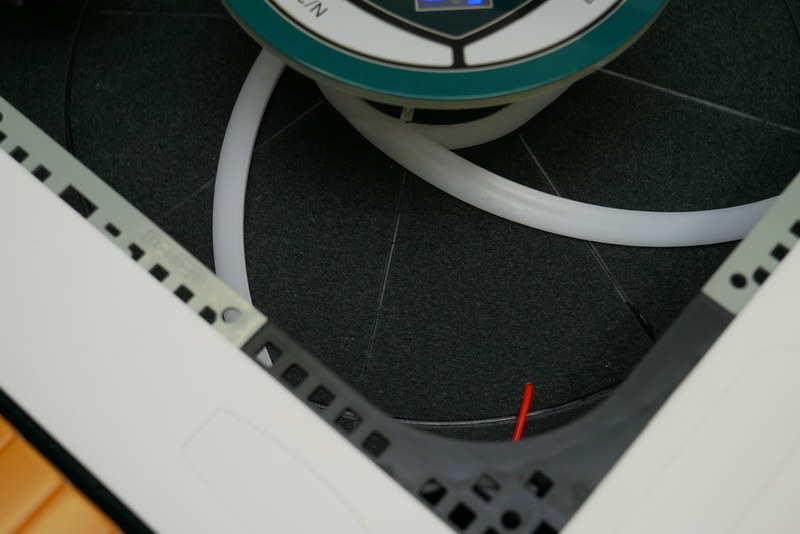 吸音材のような柔らかい素材が貼られたターンテーブルが回転し洗牌される