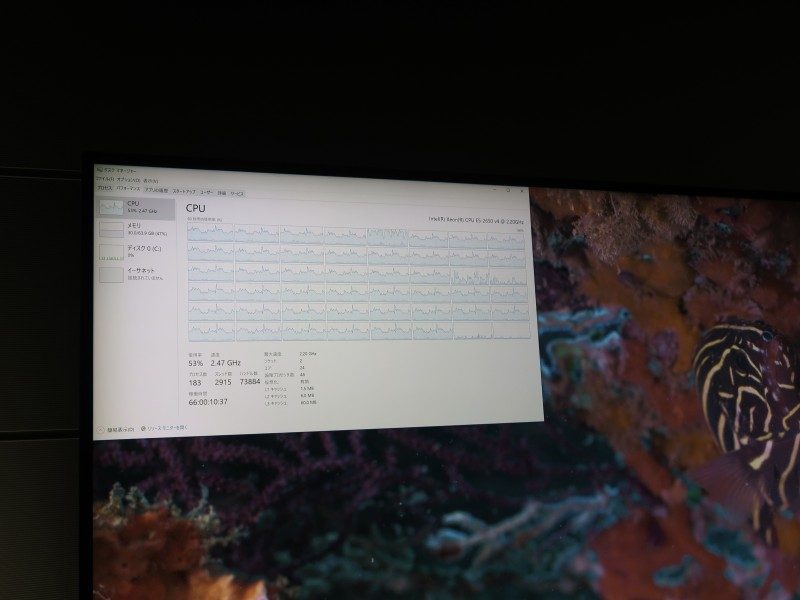 8Kディスプレイでのビデオ再生デモ。24コア/48スレッドのXeon E5-2650 v4を使えば、完全なソフトウェアデコードが実現できる