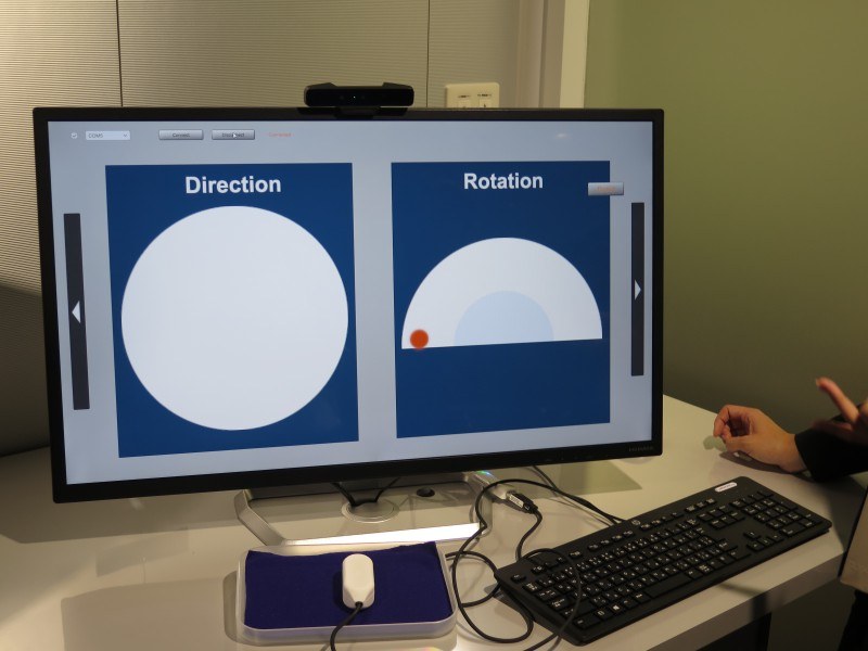 手にすると左右に引っ張られる感じなどが再現されるセンサー