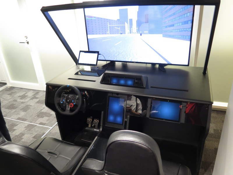 自動運転時のヒューマンマシンインターフェイスの開発を支援するドライビングシミュレータ