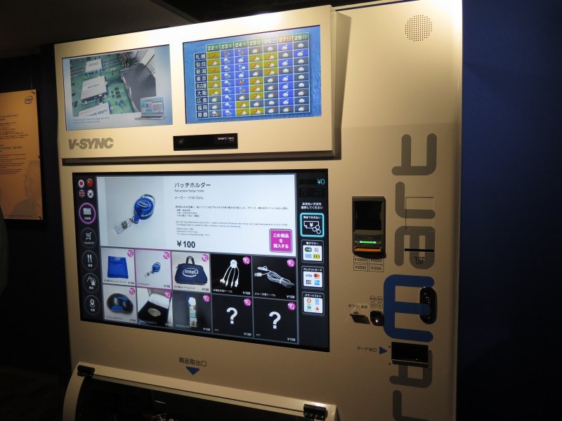 ネットワークに接続された自動販売機。Core i7プロセッサが搭載されており、ストリーミング配信や顔認証といった技術も活用されている