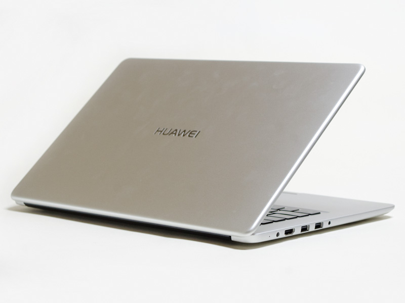 斜め後ろから。バッテリは内蔵式で着脱できない。天板にHUAWEIのロゴ