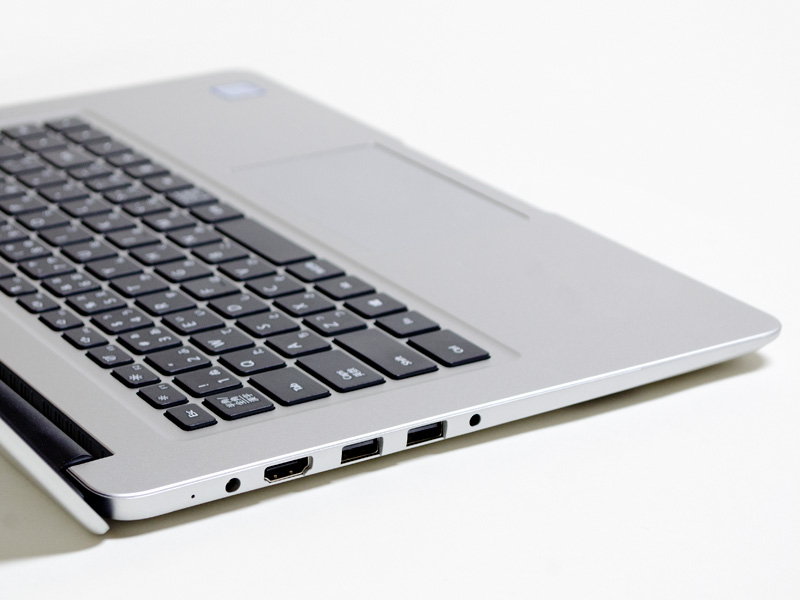 左には電源入力、HDMI、USB 3.0×2、音声入出力