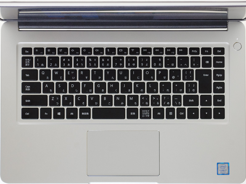 キーボードは10キーレスのアイソレーションタイプ。日本語キーボードとなった。タッチパッドはボタンのない1枚プレート型