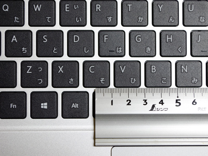 キーピッチは実測で約19mm。[ね][る][め][ろ]キーのピッチが狭くなっているのが惜しい