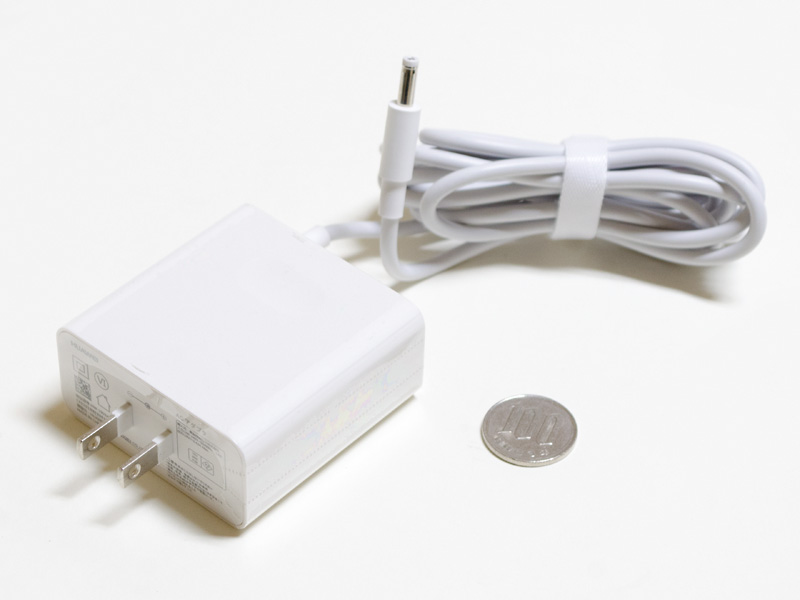 ACアダプタのサイズは約60×60×25mm、重量183gと大きめ。出力19V/3.42A