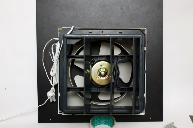 表面をPC内部に向ければ吐き出しになる。見た目は悪いが、結果にコミットするのだ!