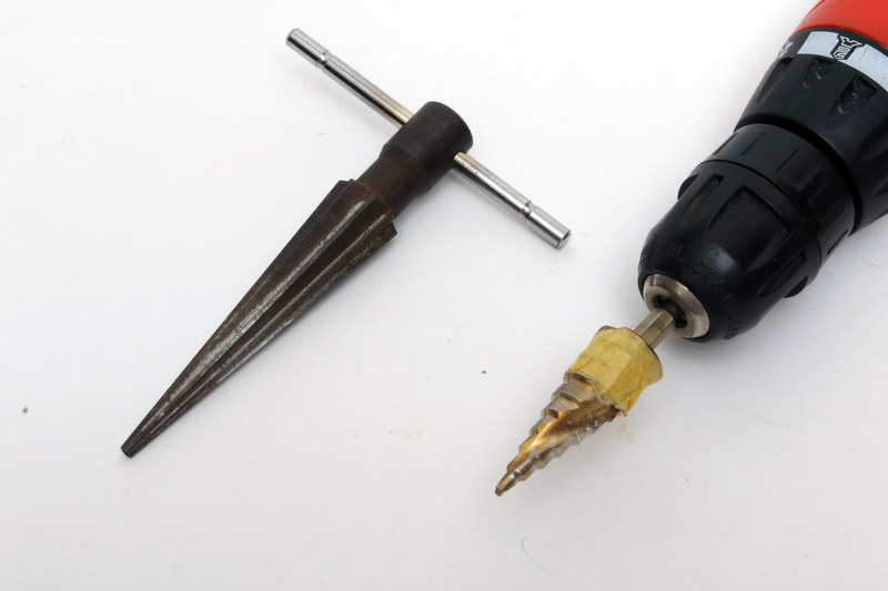 <strong class="em ">リーマ</strong><br>購入価格:3,000円<br>太いドリル刃は、もの凄く高いので、1mm単位でそろえるとかなり高額になる。そんなときは、リーマと呼ばれるものを使う。ロボットアニメの手の先についているドリルそのもの。手動のものもあるが、最近はドリルに取りつけて使うのがあって便利