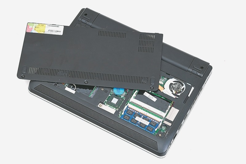 ①底面のカバーを外す<br>電源をOFFにしてACアダプタとバッテリを外す。本体底面にある三つのネジを外し、底面のカバーを引き上げる。これで内部へのアクセスが可能だ