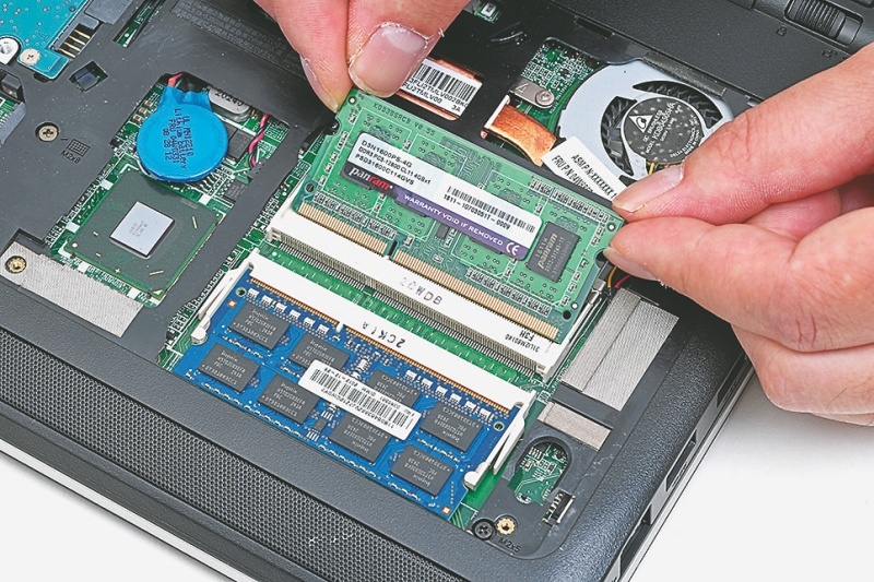 ②スロットにメモリを挿し込む<br>空いているメモリスロットにメモリの切り欠きを合わせて挿し込む。まず斜めに挿し込むのがコツだ