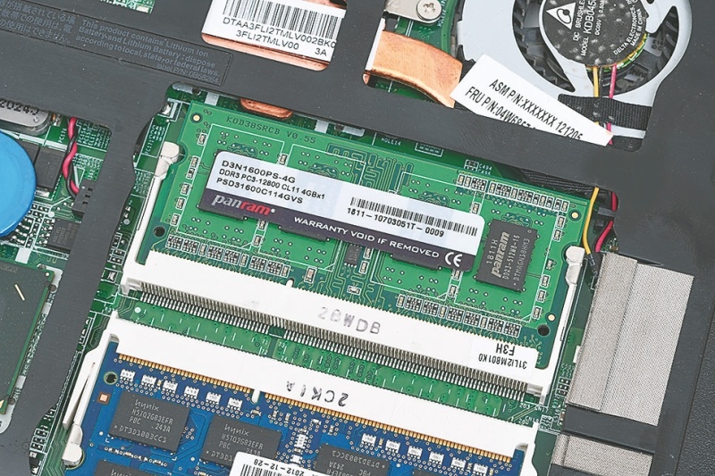 ③メモリを固定する<br>最後はメモリを底面側に押し下げる。するとメモリ左右のへこみにスロットのフックがかかる。これでメモリの固定は完了だ